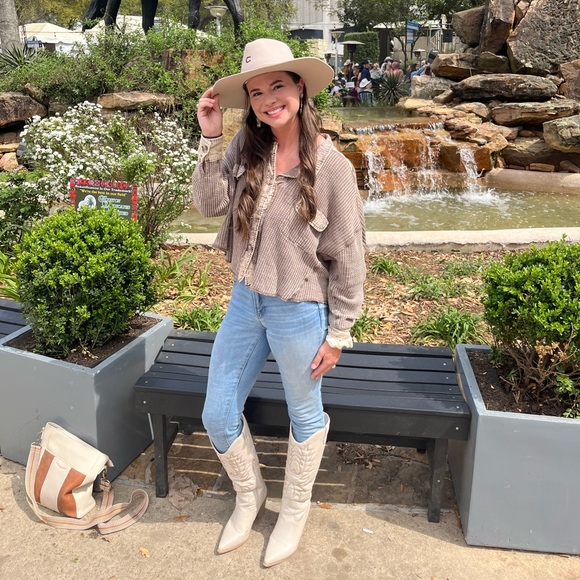 Like this to know when I go live!!!! 🫶🏼 - Picture 4 of 11